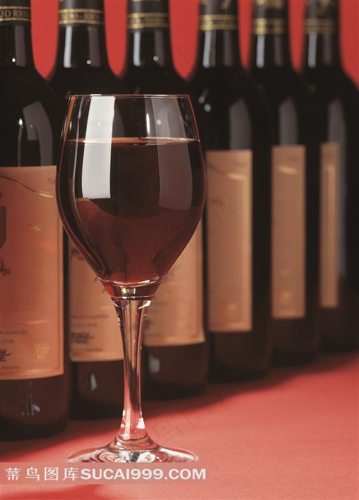 一排红酒瓶前的葡萄酒