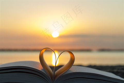 夕阳下的书本折叠的安心高清图片