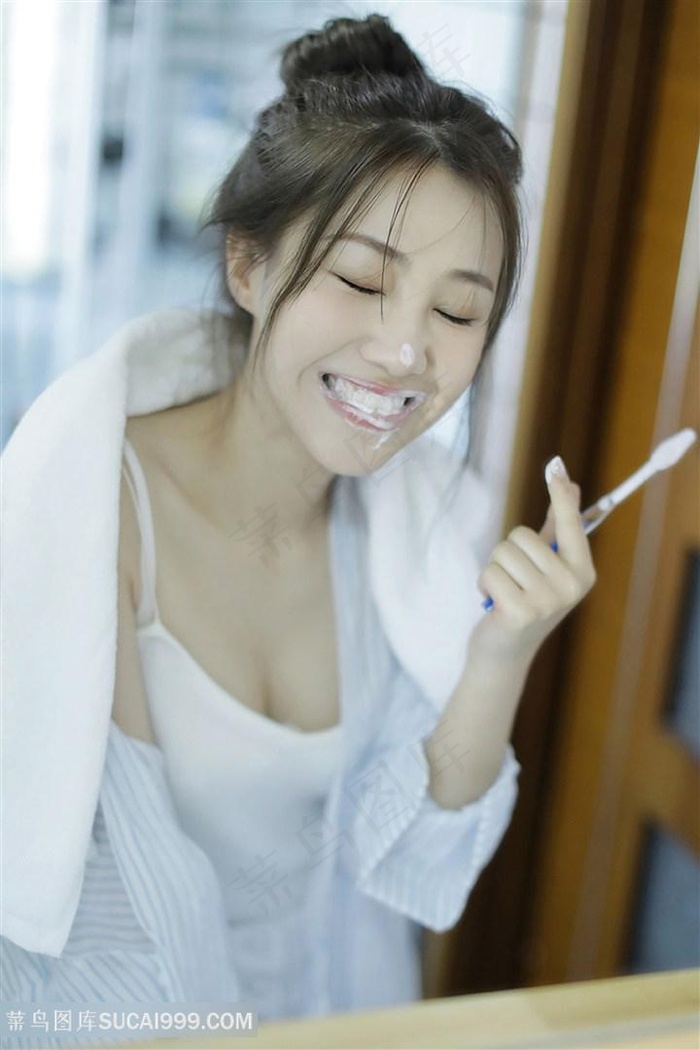 洗漱的*清纯女神图片