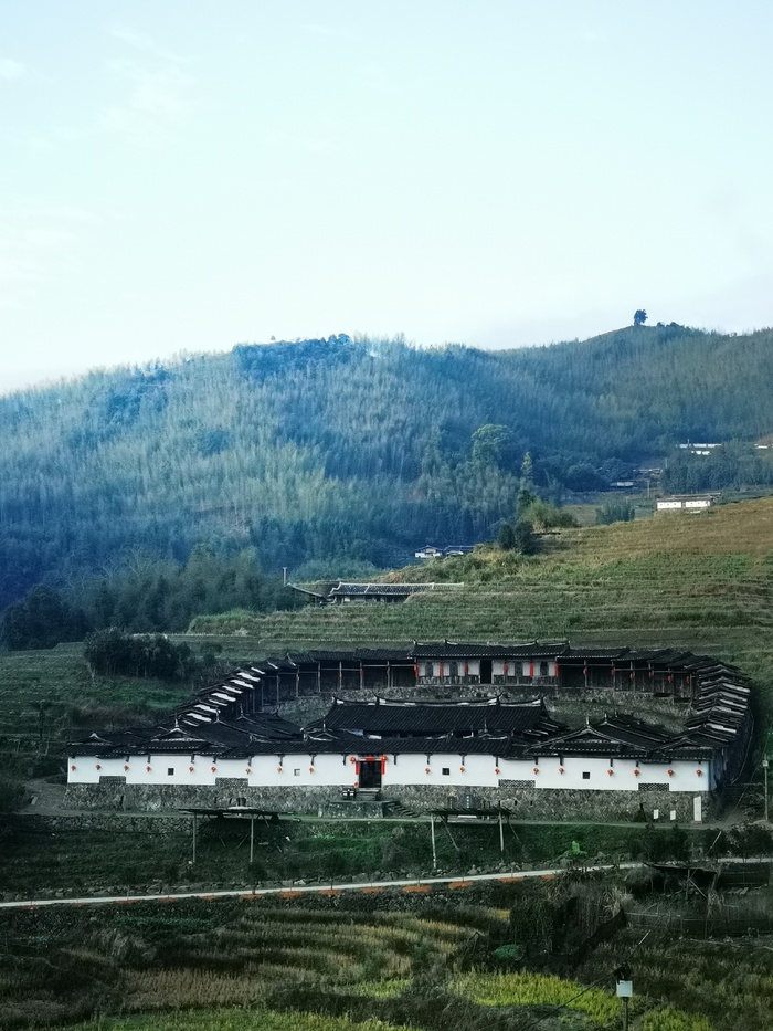 大山里藏着依山而建的神秘建筑