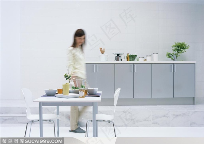 家居生活-在餐桌前忙碌的女人