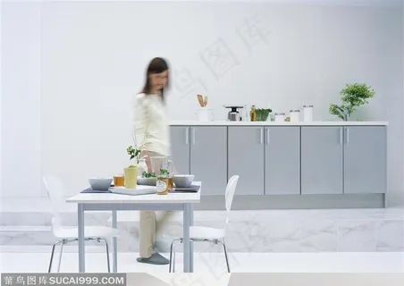 家居生活-在餐桌前忙碌的女人 家居生活-在餐桌前忙碌的女人