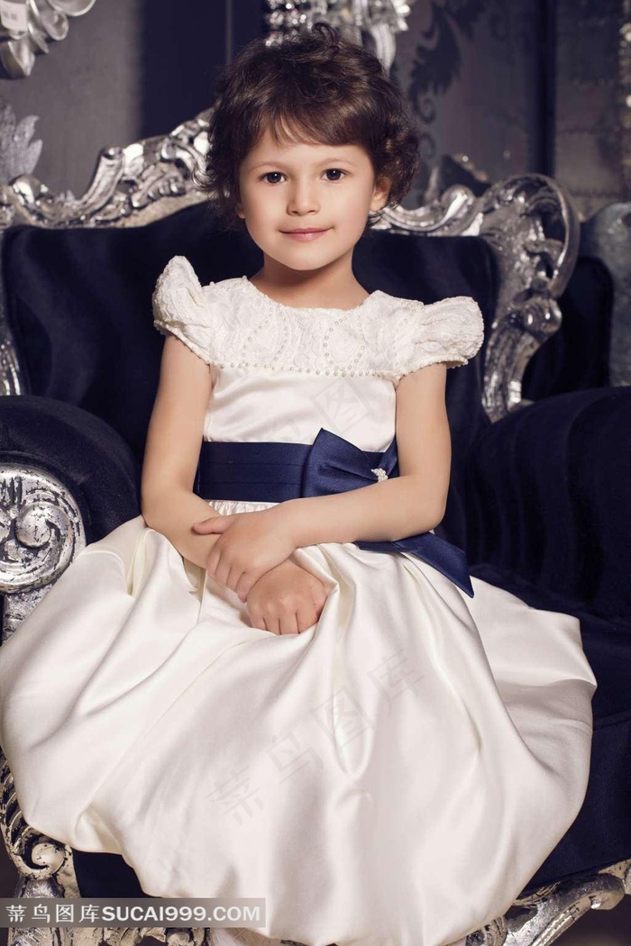 坐在椅子上的女孩