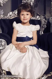 坐在椅子上的女孩