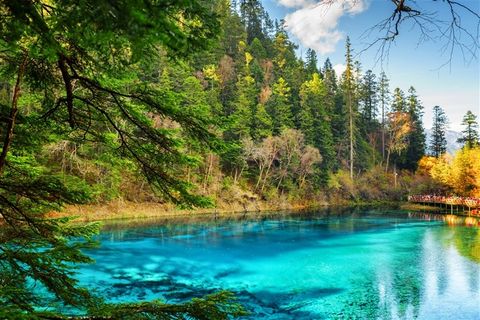 唯美的山林湖泊景色