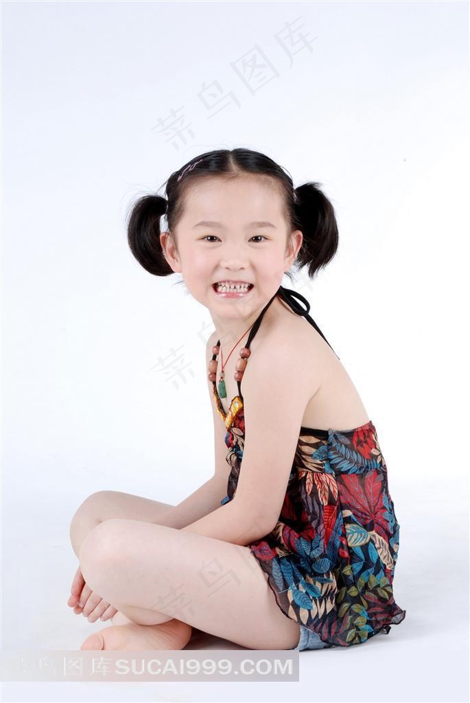 漏齿的甜美小女孩素材