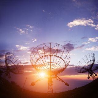 夕阳下的三个信号塔