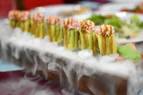 牛油果鳗鱼卷寿司图片