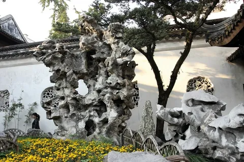 白色围墙前的假石山 白色围墙前的假石山