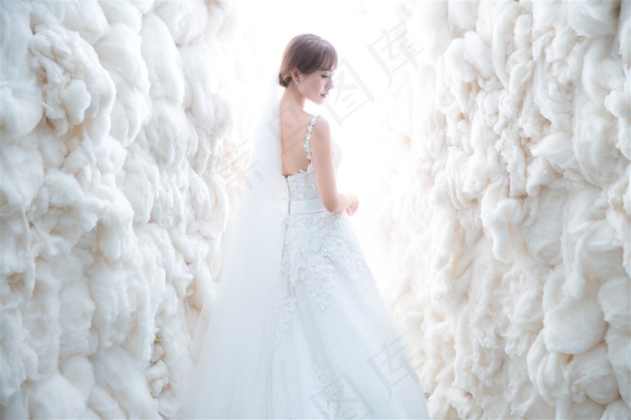 漂亮美女在白色绵花团里婚纱样片