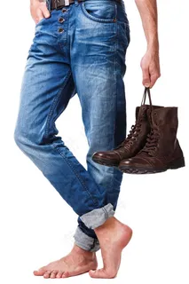 拿着一双鞋的男人