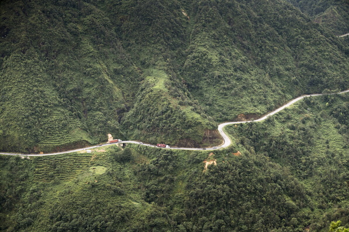 蜿蜒曲折山路图片