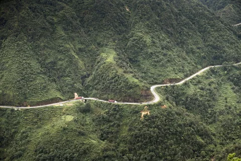 蜿蜒曲折山路图片 蜿蜒曲折山路图片
