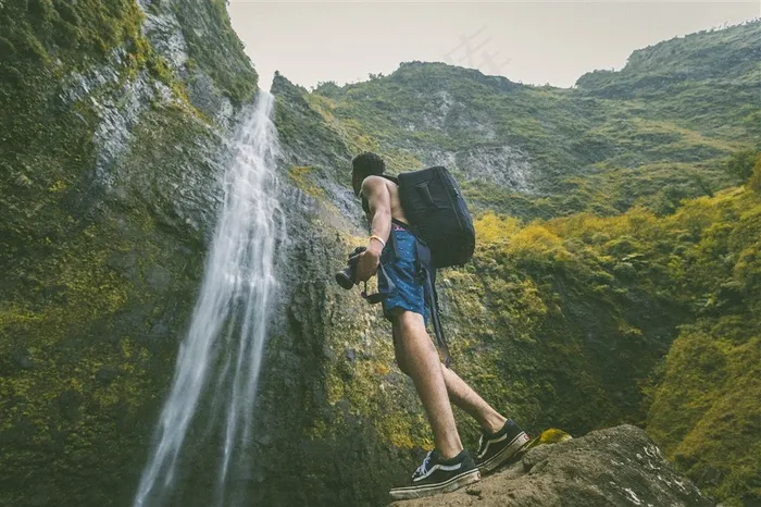 美丽壮观的瀑布摄影图