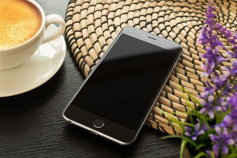 桌子上的手机高清图片