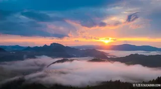 晚霞中的雾霭山岭