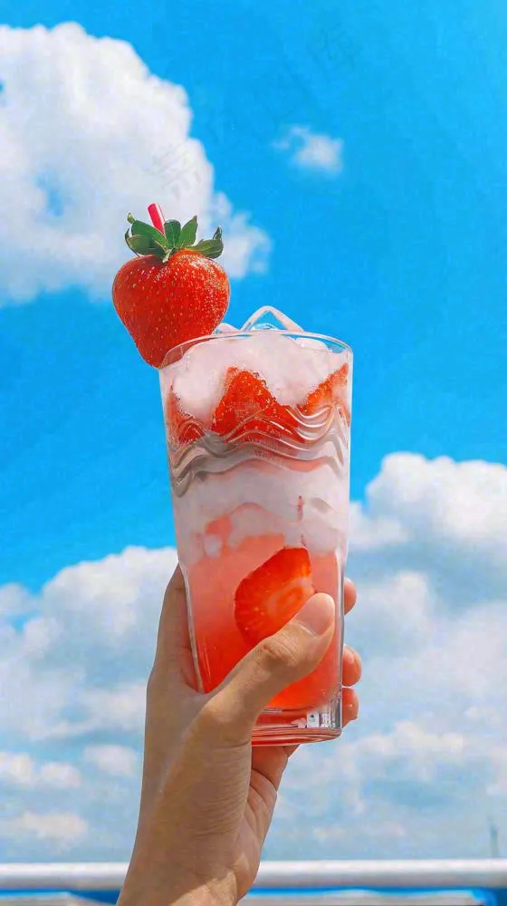夏天阳光蓝天白云草莓饮料饮品果汁，清新摄影图(816x1456)