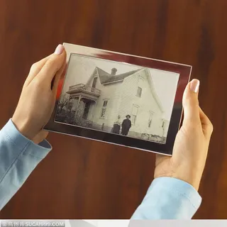 人物手势元素-手捧老照片手势特写