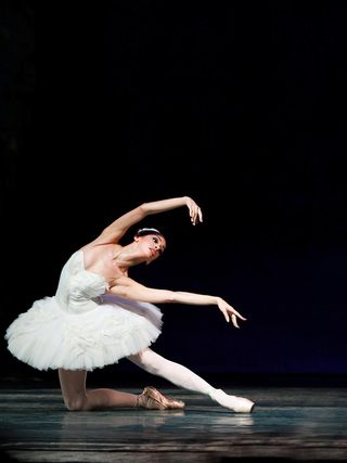 国外芭蕾舞美女天鹅湖舞台舞蹈