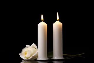 白蜡烛白玫瑰黑色背景摄影图