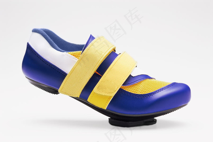 运动装备-踮起的蓝色鞋子