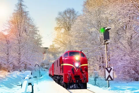 冬季雪地火车行驶图片 冬季雪地火车行驶图片