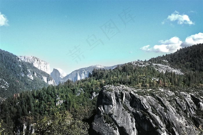 长着很多树的群山
