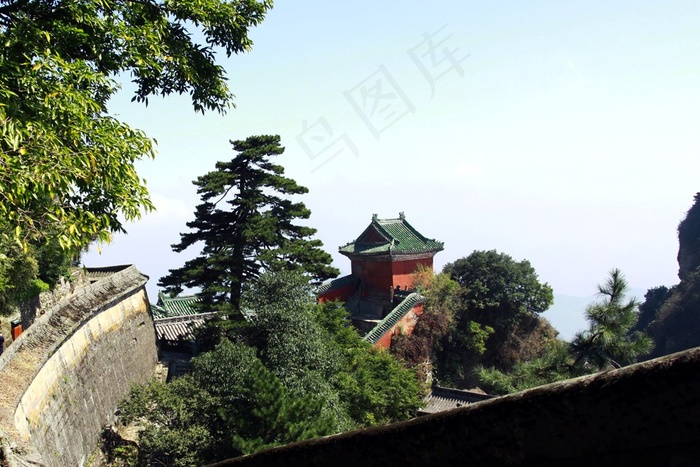 青砖围墙内的古建筑