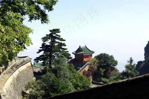 青砖围墙内的古建筑