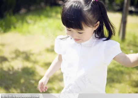 幸福的一家-和大人手拉手的小女孩