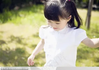 幸福的一家-和大人手拉手的小女孩