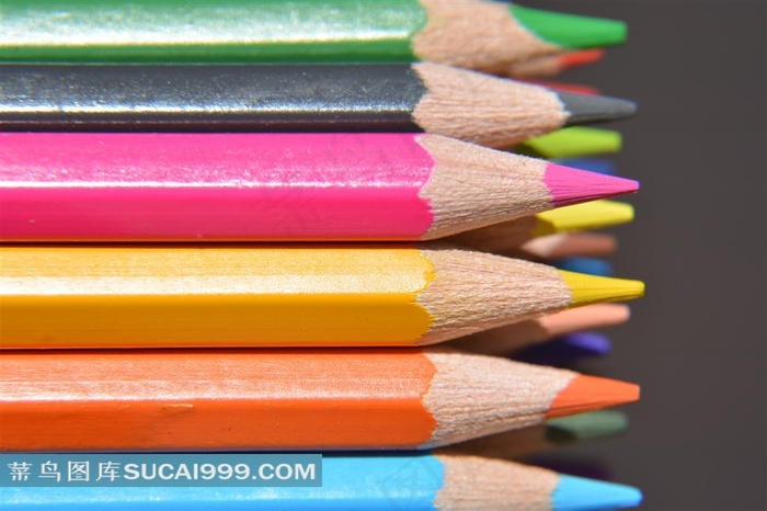 一排彩色铅笔
