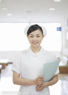 医疗健康-抱着本子微笑的护士