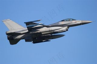 正在飞行的战机