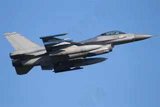 正在飞行的战机