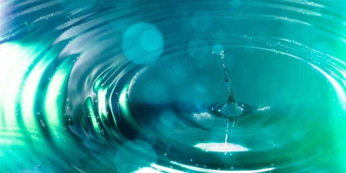 绿色湖面上的涟漪和光斑高清图片