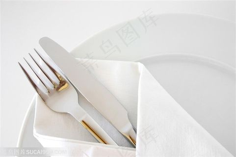 西餐餐具-餐巾包好的刀与叉