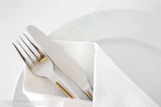 西餐餐具-餐巾包好的刀与叉