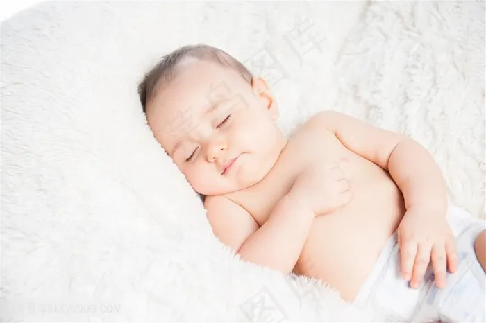 抱着肚肚睡觉的可爱宝宝图片