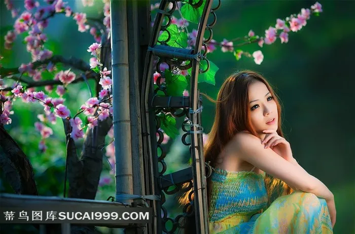 在桃花树前的的气质美女
