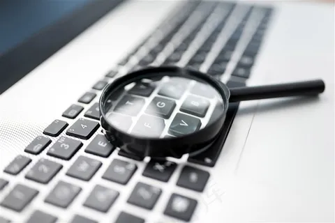 放大镜下的电脑键盘特写高清图片 放大镜下的电脑键盘特写高清图片