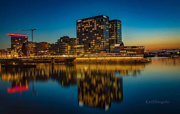 夜晚唯美风海上城市