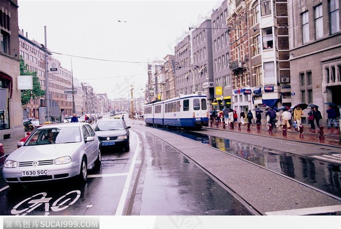 雨中街道上的车辆行人