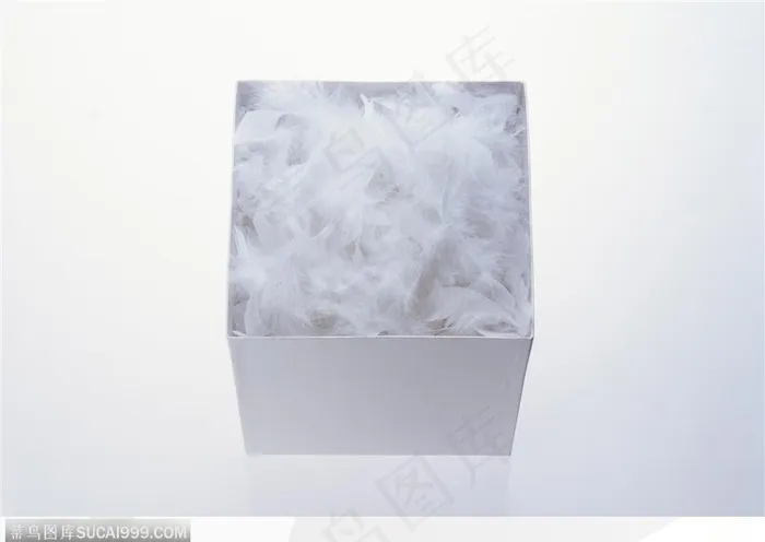 礼物饰品-装满白色羽毛的盒子