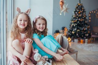 开心过圣诞节的两个女孩