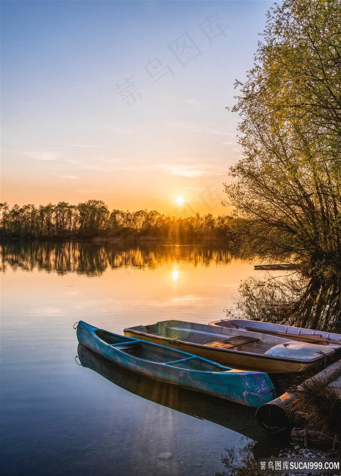 夕阳湖面上的船帆图片