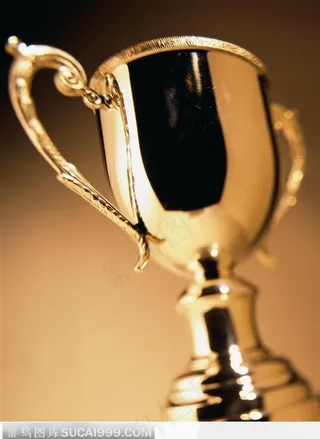 仰视效果下的奖杯