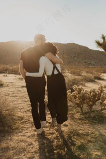 恩爱拥抱情侣背影图片 恩爱拥抱情侣背影图片