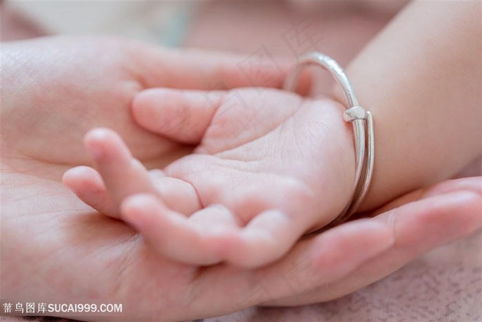 亲子大手托小手