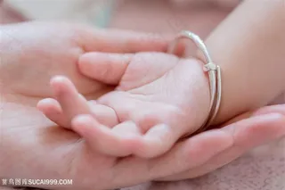 亲子大手托小手